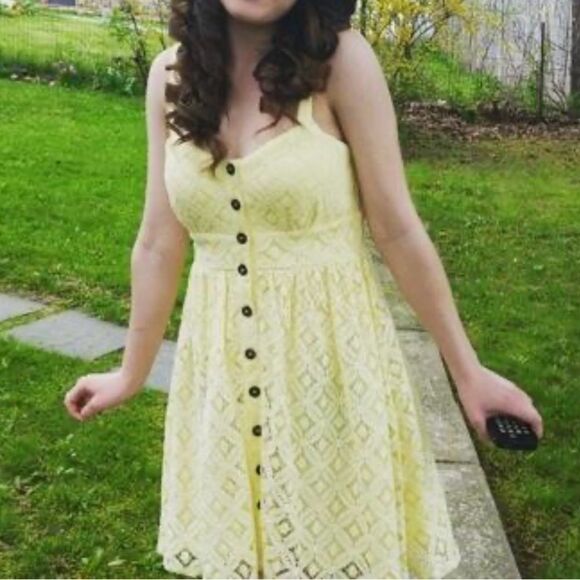 Yellow lace dress size L with button front closure. Mini. Juniors - Picture 1 of 7